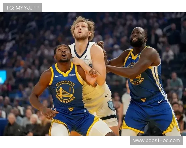 库明加在挡拆中制造错位冲击篮筐，提升勇士内线效率