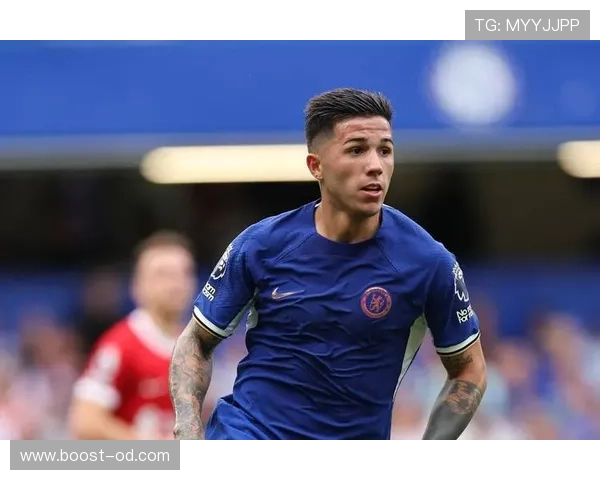 恩佐衣柜全是名牌球鞋，赛场上拼命跑完下场立刻滑手机真的这样？